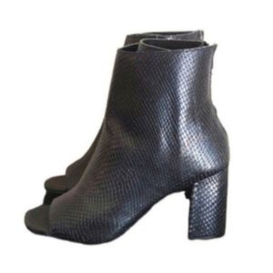 Women's Matisse Melaney snake textured leather black peep toe booties size 8.5